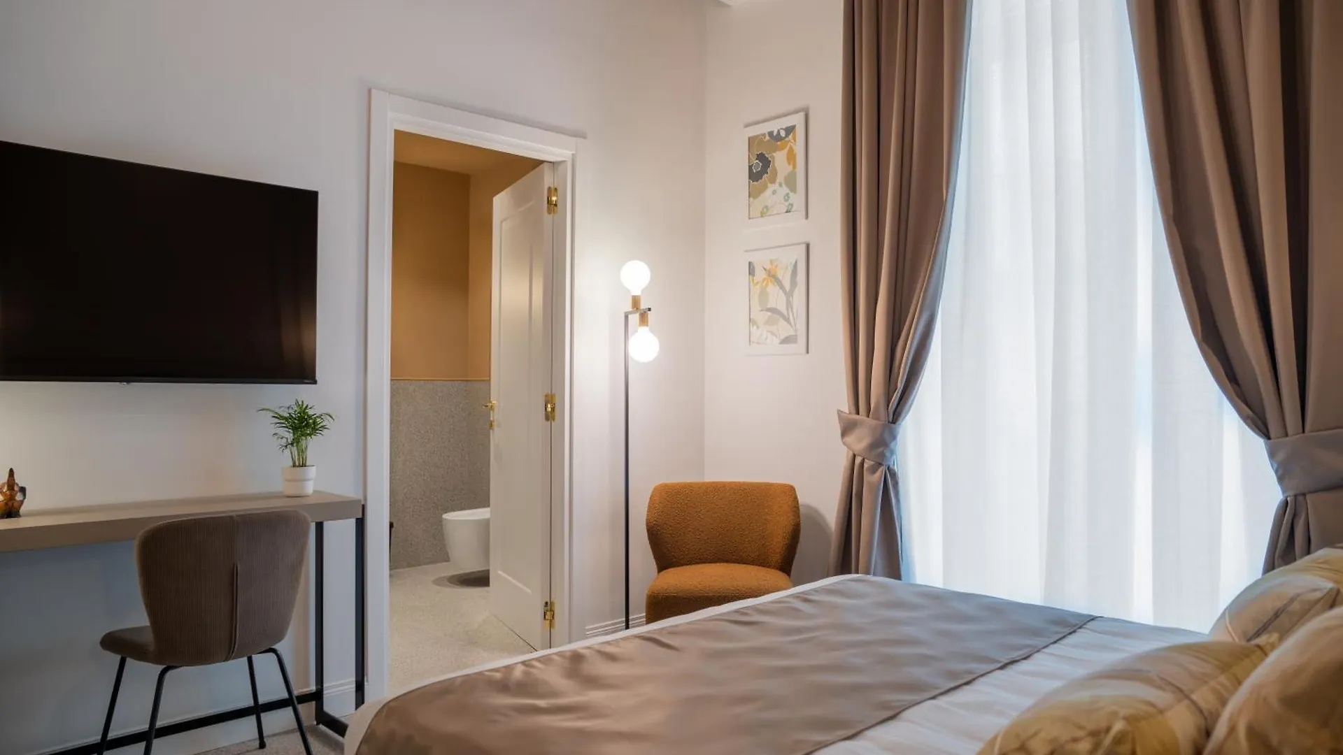 Monteroduni 22 - Chiaia Design Rooms Naples Bed & Breakfast
