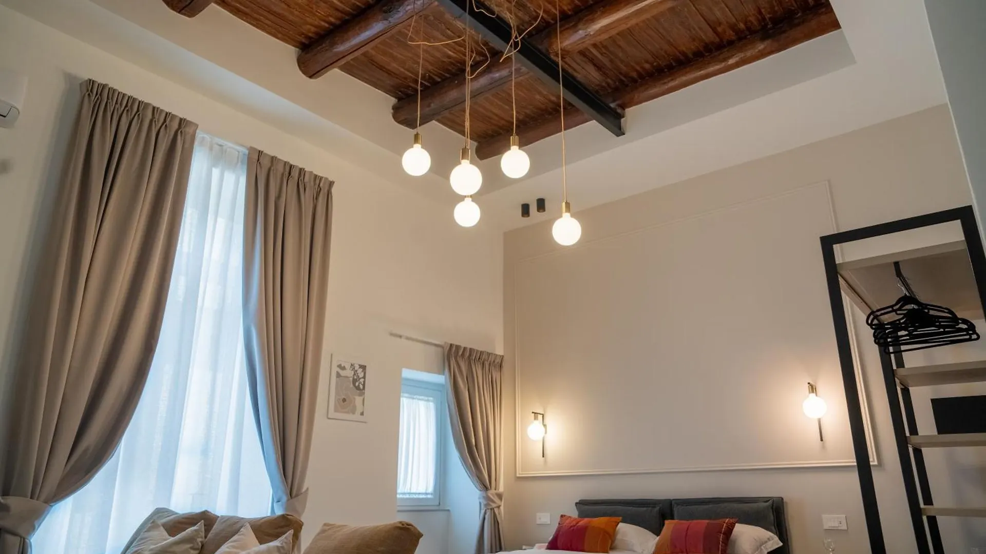 Monteroduni 22 - Chiaia Design Rooms Naples Bed & Breakfast