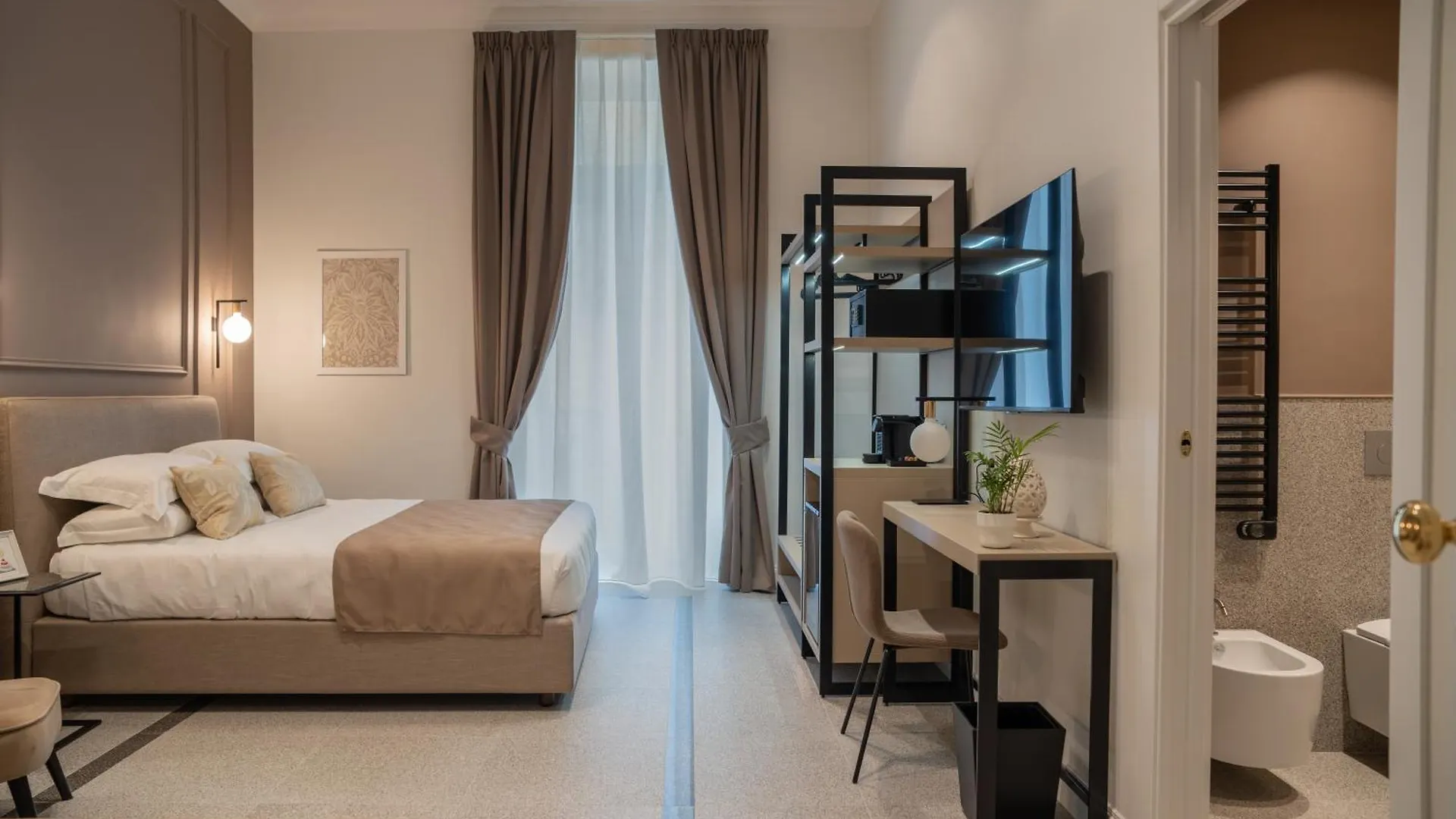 Monteroduni 22 - Chiaia Design Rooms Napoli Bed & Breakfast