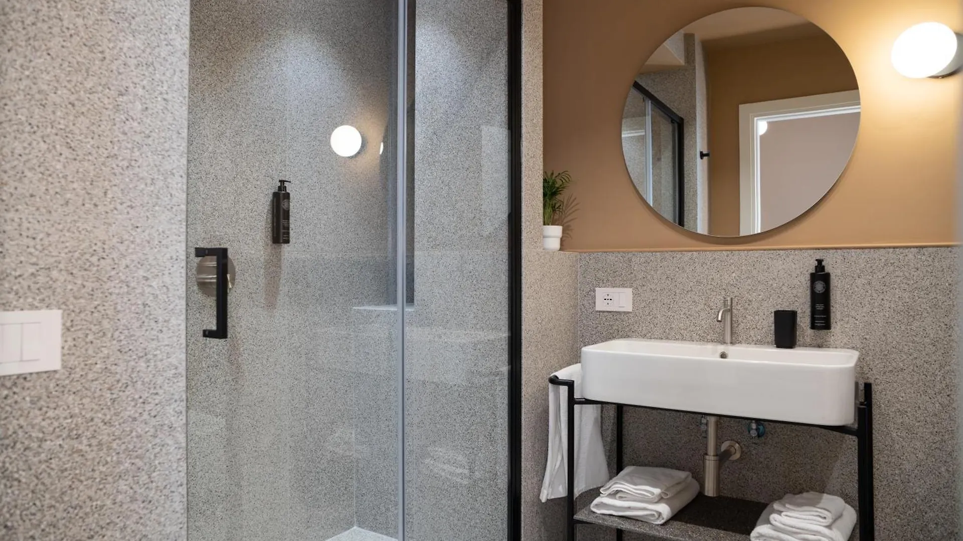 Monteroduni 22 - Chiaia Design Rooms Napoli Bed & Breakfast
